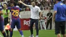 Pelatih  Chelsea Frank Lampard menginstruksikan pemainnya saat bertanding melawan Barcelona pada laga perdana pramusim di Saitama Stadium 2002, Saitama, Selasa (23/7/2019). Chelsea menang tipis 2-1 atas Barcelona. (AP Photo/Shuji Kajiyama)