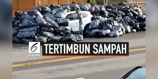 VIDEO: Parkir Sembarangan, Mobil Tertimbun Sampah