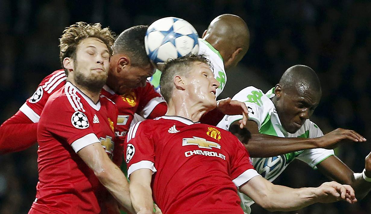 Sejumlah pemain Manchester United melakukan duel udara dengan pemain Wolfsburg pada laga Liga Champions di Stadion Old Trafford, Inggris, Kamis (1/10/2015). (Reuters/Andrew Yates)