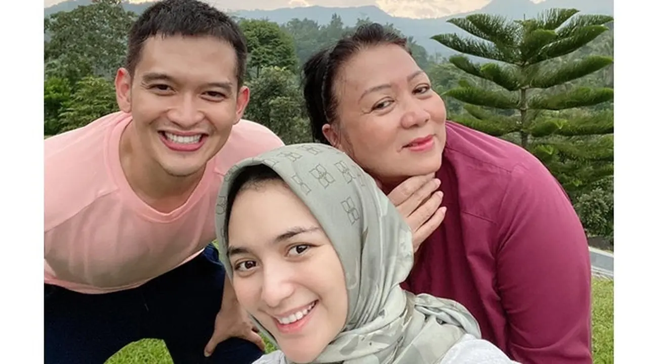 Mertua Ulang Tahun, Ini 6 Momen Kedekatan Rezky Aditya dengan Ibu Citra Kirana