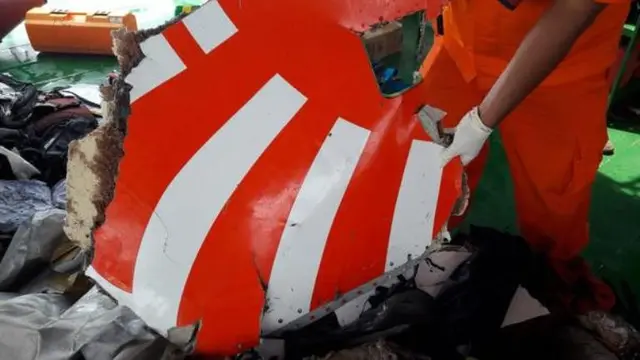 Serpihan pesawat Lion Air JT 610 jatuh di Karawang. (Basarnas)
