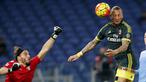 Pemain AC Milan, Philippe Mexes (kanan), menyundul bola yang berujung gol ke gawang Lazio dalam laga Serie A Italia di Stadion Olimpico, Roma, Senin (2/11/2015) dini hari WIB. (Reuters/Giampiero Sposito)