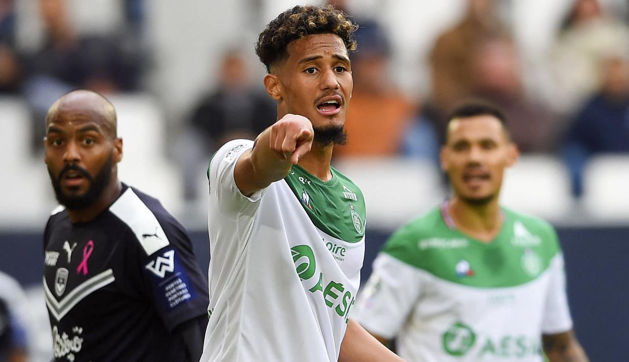 William Saliba didatangkan ke Arsenal pada 2019 sebagai salah satu bek tengah yang paling diperhitungkan di Prancis. Ia ditebus dari Saint-Etienne seharga 30 juta euro. Ironisnya, ia belum sekalipun tampil di skuat utama Arsenal asuhan Mikel Arteta dan malah dipinjamkan kembali. (AFP/Nicolas Tucat)