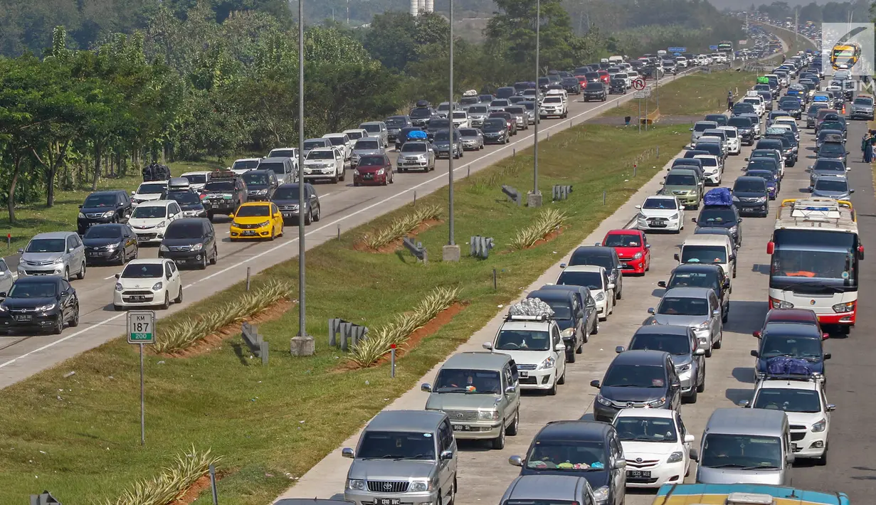 Mobil pemudik memadati dua ruas Jalan Tol Cikopo Palimanan (Cipali) pada Km 187 sebelum pintu keluar Gerbang Tol Cipali, Cirebon, Jawa Barat, Sabtu (1/6/2019). Memasuki H-4 Lebaran, kepadatan terjadi di ruas Tol Cipali di Km 73 sampai dengan Km 78 dan Km 86. (Liputan6.com/Herman Zakharia)