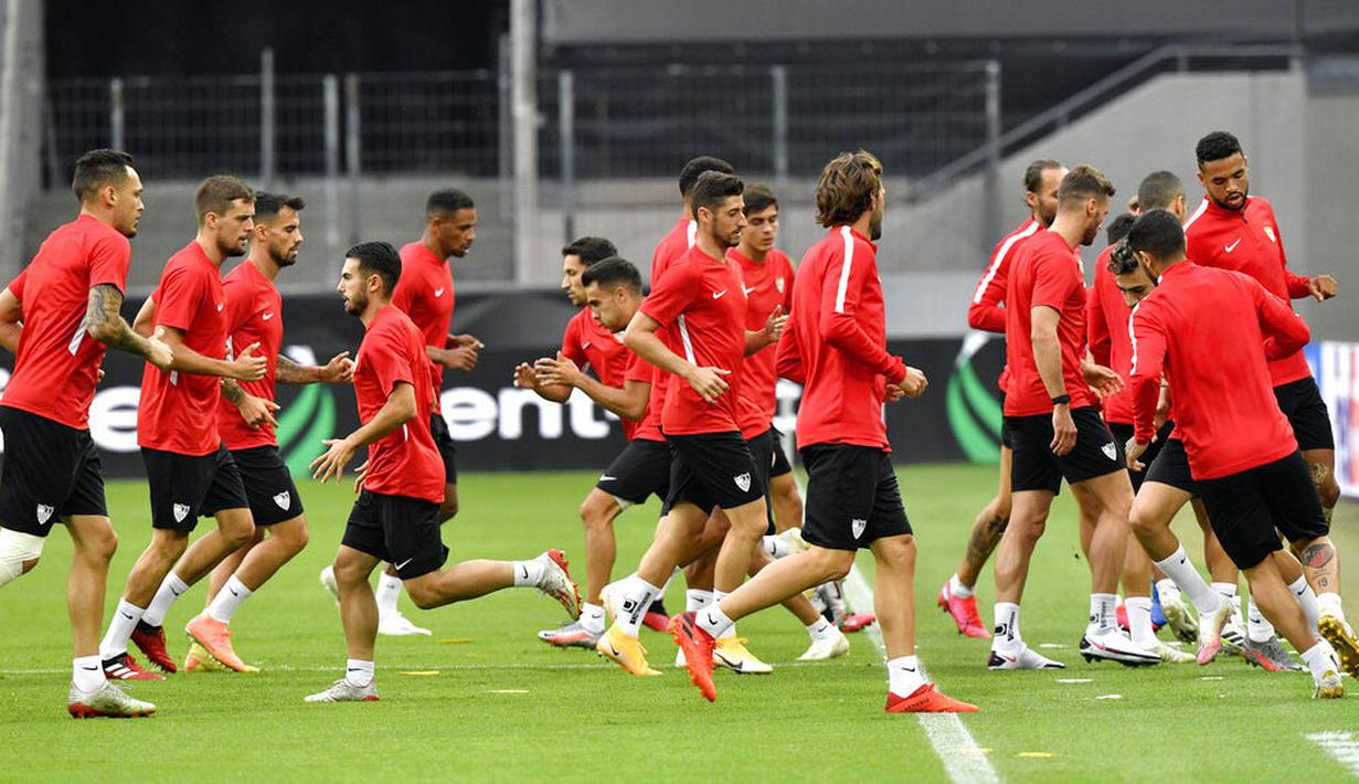 Para pemain Sevilla melakukan latihan jelang laga semifinal Liga Europa di Cologne, Jerman, Sabtu (15/8/2020). Sevilla akan berhadapan dengan Manchester United. (AP Photo/Martin Meissner)