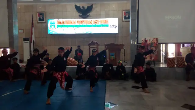 Pertunjukan bela diri pencak silat, menjadi hiburan penutup dalam silatitahmi dan halal bihalal paguyuban Asep di Garut