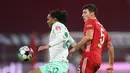 Gelandang Werder Bremen, Tahith Chong (kiri), berebut bola dengan bek Bayern Munich, Benjamin Pavard dalam laga lanjutan Liga Jerman pekan ke-8 melawan Bayern Munich di Allianz Arena, Sabtu (21/11/2020). Bremen mampu menahan imbang Bayern 1-1 (AFP/Lukas Barth/Pool)