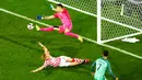 Tendangan Cristiano Ronaldo berhasil ditahan kiper Kroasia, Danijel Subasic, tapi menghasilkan bola rebound yang kemudian disundul Ricardo Quaresma yang berujung gol. (EPA/Shawn Tew)