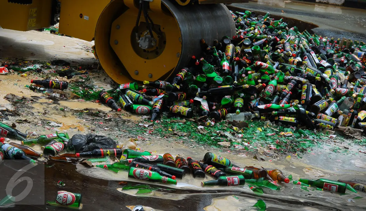 Sebuah alat berat dikerahkan untuk menghancurkan botol miras, Tangerang, Minggu (28/2/2016). Penghancuran miras dalam rangka HUT Kota Tangerang ke-23. (Liputan6.com/Faisal R Syam) 