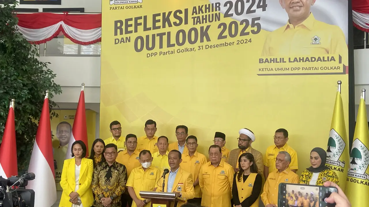 Ketua Umum Partai Golkar Bahlil Lahadalia saat mengisi acara Refleksi Akhir Tahun 2024 dan Outlook 2025 di Kantor DPP Partai Golkar, Jalan Anggrek Neli Jakarta Barat. (Liputan6.com/M Radityo Priyasmoro)