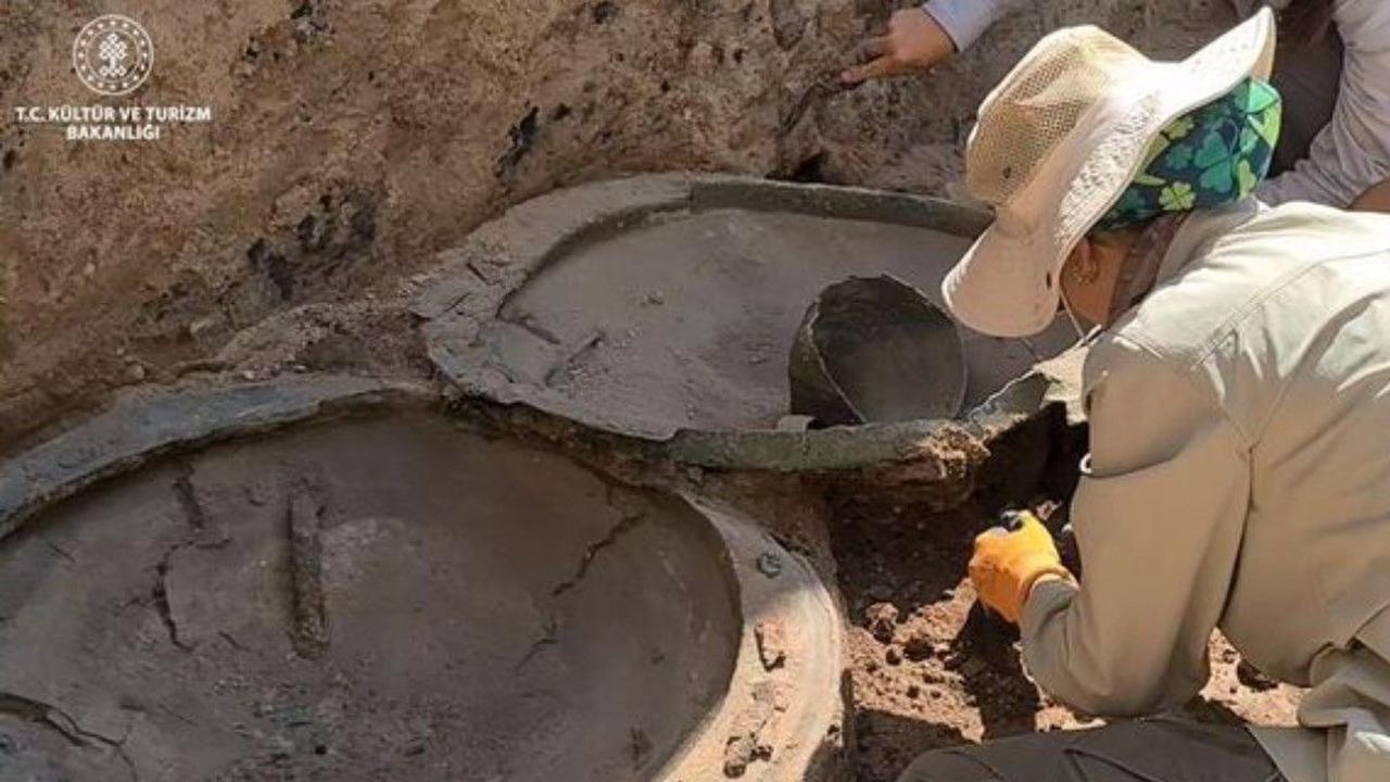 Arkeolog Temukan Tiga Perisai dan Helm Perunggu Berusia 2.700 Tahun di Kastil, Disebut Milik 'Dewa' Utama Bangsa Ini