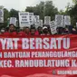 Ratusan warga Desa Kalisari, Kecamatan Randublatung, Kabupaten Blora, Jawa Tengah menggeruduk balai desa menuntut transparansi penyaluran BLT. (Liputan6.com/ Ahmad Adirin)