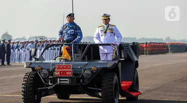Panglima TNI Laksamana Yudo Margono (kanan) menaiki kendaraan saat memimpin upacara peringatan HUT ke-77 TNI AU di Lanud Halim Perdanakusuma, Jakarta, Minggu (9/4/2023). Sebanyak 3.693 personel dilibatkan dalam perayaan ini. (Liputan6.com/Faizal Fanani)