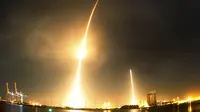 Roket Falcon 9 yang telah diperbaharui sukses meluncur tanpa cela. (Reuters)