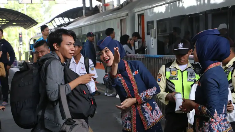 Suasana keberangkatan di Stasiun KAI Daop 8 Surabaya. (Istimewa)