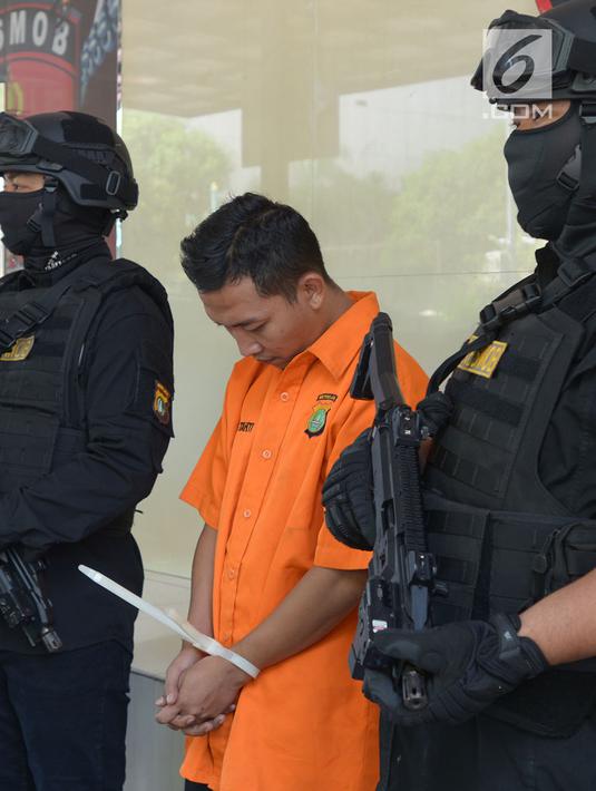Tersangka ditunjukkan kepada wartawan ketika rilis tindak pencurian dengan kekerasan di Polda Metro Jaya, Sabtu (29/6/2019). Dari kasus tersebut polisi menyita satu telepon genggam, satu mobil, bukti screenshoot pemesanan aplikasi Gocar, mutasi rekening, dan antena mobil. (merdeka.com/Imam Buhori)