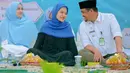 Di acara ini, mendampingi sang suami, Kahiyang Ayu tampil santun tertutup mengenakan gamis berwarna hitam dan pashmina biru yang dijadikan hijab. [Foto: Instagram/bobbynst]