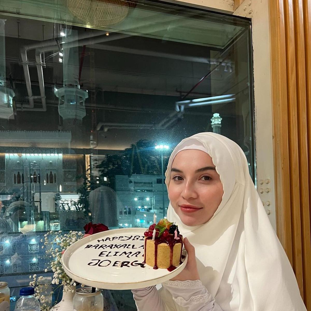 Momen Spesial Elina Joerg di Makkah, Rayakan Ulang Tahun dengan Ibadah Umrah