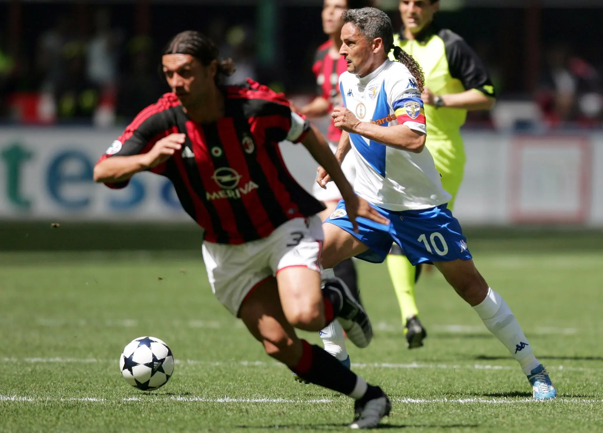 Roberto Baggio memainkan laga terakhirnya saat Brescia menghadapi AC Milan di Stadion San Siro, Milan, Italia, 16 Mei 2004. (AFP PHOTO / Carlo BARONCINI)