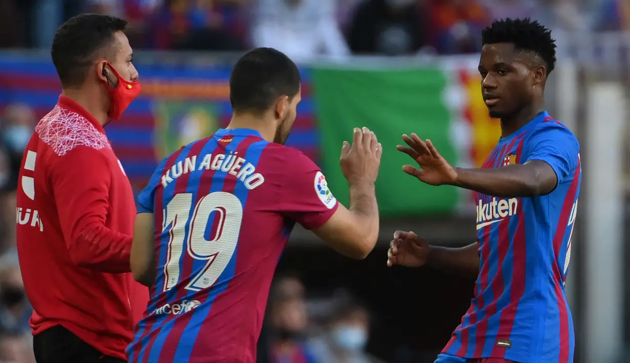 Pada menit ke-75 Barcelona measukkan Sergio Aguero menggantikan Ansu Fati. Sembilan menit berselang Aguero memperoleh peluang lewat sepakannya yang masih melayang di atas mistar gawang Real Madrid. (AFP/Lluis Gene)