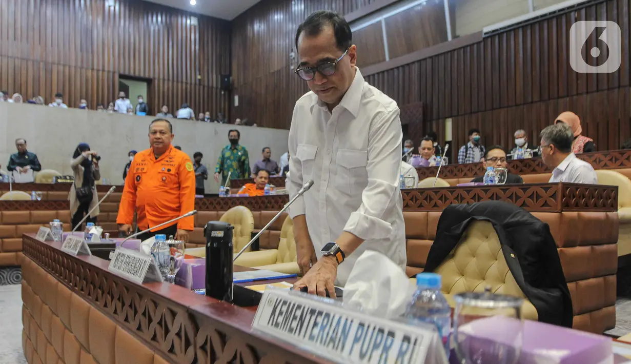 Menteri Perhubungan Budi Karya Sumadi bersiap mengikuti Rapat Kerja/Rapat Dengar Pendapat bersama Menteri PUPR, Kepala BMKG, serta kepala Bdan Nasional Pencarian dan Pertolongan (BASARNAS) dengan Komisi V DPR RI di Kompleks Parlemen, Senayan, Jakarta, Rabu (15/2/23). Rapat membahas evaluasi terhadap pelaksanaan Angkutan Libur Natal 2022 dan Tahun Baru 2023. (Liputan6.com/Faizal Fanani)