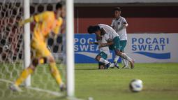 Kafiatur bahkan berhasil membuat penjaga gawang Timnas Vietnam U-16 tak berkutik dan hanya bisa melihat bola masuk ke gawangnya. (Bola.com/Bagaskara Lazuardi)