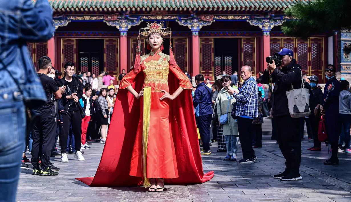 Seorang model menampilkan cheongsam, juga dikenal sebagai qipao, selama Festival Budaya Cheongsam Shenyang di Istana Kekaisaran Shenyang di Shenyang, provinsi Liaoning, Chiina, Rabu (23/9/2020). (Photo by STR / AFP)