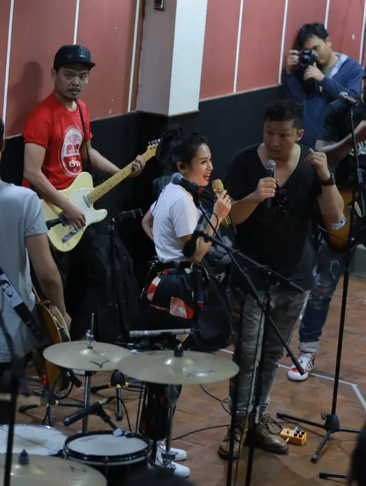 Para personel The Cash dan Andien melakukan rangkaian latihan persiapan mereka di konser Andien Metamorfosa di Studio Rossi, Fatmawati, Jakarta Selatan, Senin (14/9/2015). (Galih W. Satria/Bintang.com)