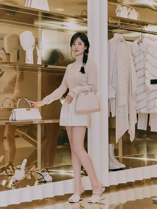 Saya sangat senag menjadi bagian dari keluarga Fendi karena ini adalah merek yang paling dekat dengan hati saya. Saya menantikan perjalanan menyenangkan ke depan bersama Fendi," kata Song Hye Kyo. (Foto: Instagram/kyo1122)