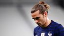 Pemain Prancis, Antoine Griezmann, tampak kecewa usai ditaklukkan Finlandia pada laga uji coba di Stadion Stade de France, Rabu (11/11/2020). Prancis takluk dengan skor 0-2. (AFP/Franck Fife)