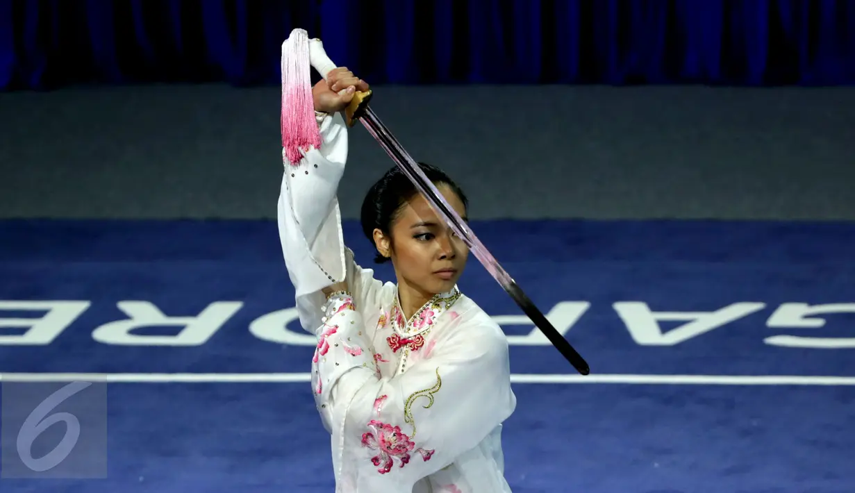Ekspresi atlet wushu Indonesia, Lindswell Kwok saat tampil di nomor pedang TaijiJian SEA Games 2015 di SingaporeExpo, Singapura, Senin (8/6/2015). Lindswell Kwok berhasil meraih medali emas setelah mengumpulkan 9.73 poin. (Liputan6.com/Helmi Fithriansyah)