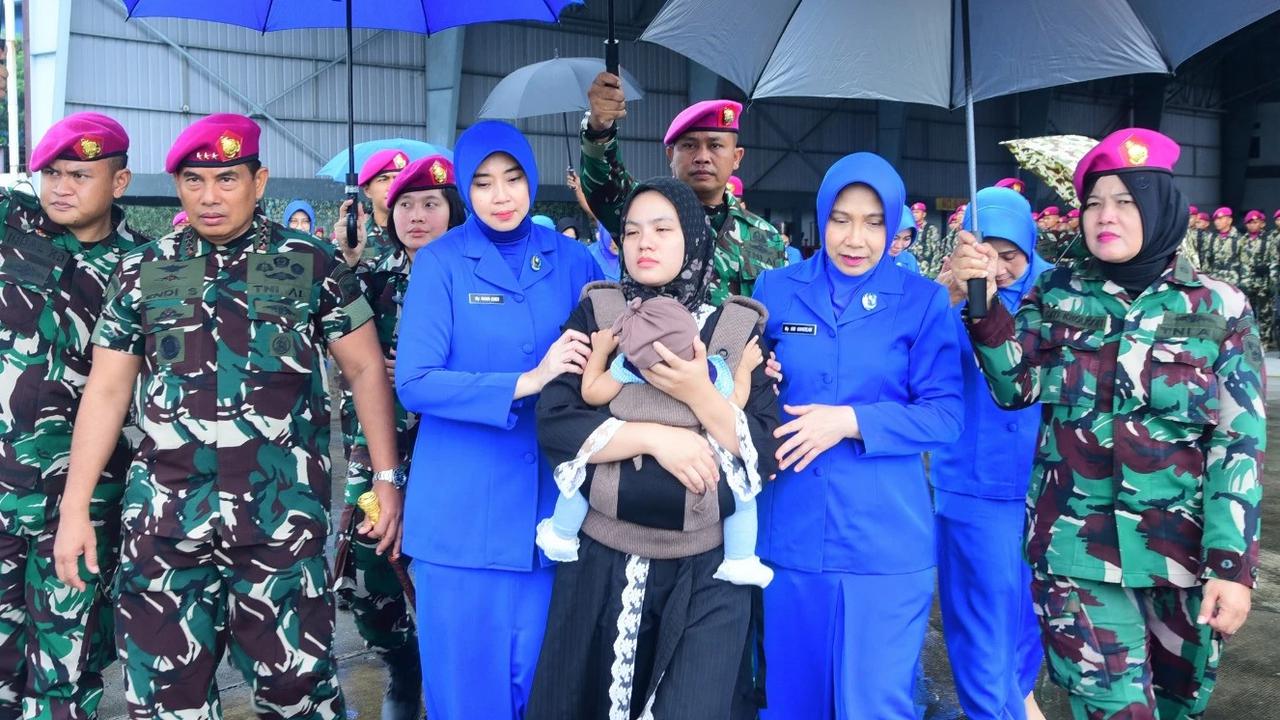 FOTO: Pelepasan Jenazah Dua Prajurit Marinir Korban Longsor Bandung