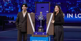 Ajang Australian Open Women’s Final tahun ini semakin istimewa dengan kehadiran dua figur ternama dari dunia yang berbeda, yakni BamBam, House Ambassador Louis Vuitton, dan Jennifer Capriati, legenda tenis dunia. [Foto: Louis Vuitton]