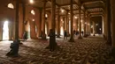 Umat Muslim melaksanakan sholat di masjid Jamia selama bulan suci Ramadhan di Srinagar (20/4/2021). Dipenuhi oleh umat Islam setiap hari Jumat, masjid ini juga merupakan salah satu tempat wisata utama Srinagar. (AFP/ Tauseef Mustafa)