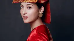 Pemilik nama lengkap Julie Estelle Gasnier ini selalu tampil memukau saat pemotretan. Kali ini, ia tampil dengan busana berbeda. Pemain film Filosofi Kopi ini terlihat memesona dengan baju adat berwarna merah. (Liputan6.com/IG/@julstelle)