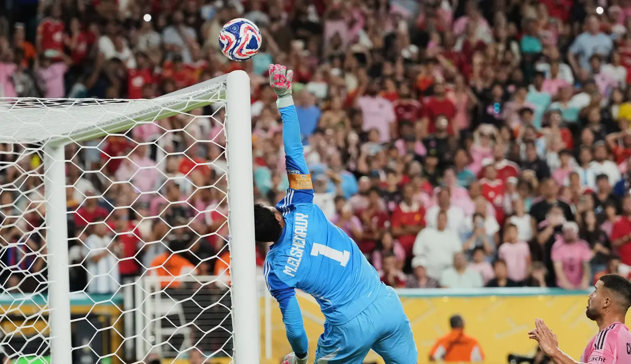 Kiper Al Ahly, Mohamed El Shenawy, berusaha menghalau bola saat melawan Inter Miami pada pertandingan pembuka Grup A Piala Dunia Antarklub 2025 di Hard Rock Stadium pada Minggu (15/6/2025). (AP Photo/Rebecca Blackwell)