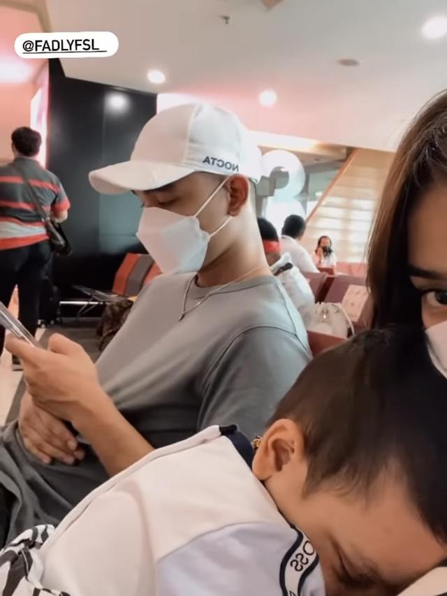 Fuji membagikan momen ketika ia pulang dari Bali bersama dengan Gala Sky dan Fadly.