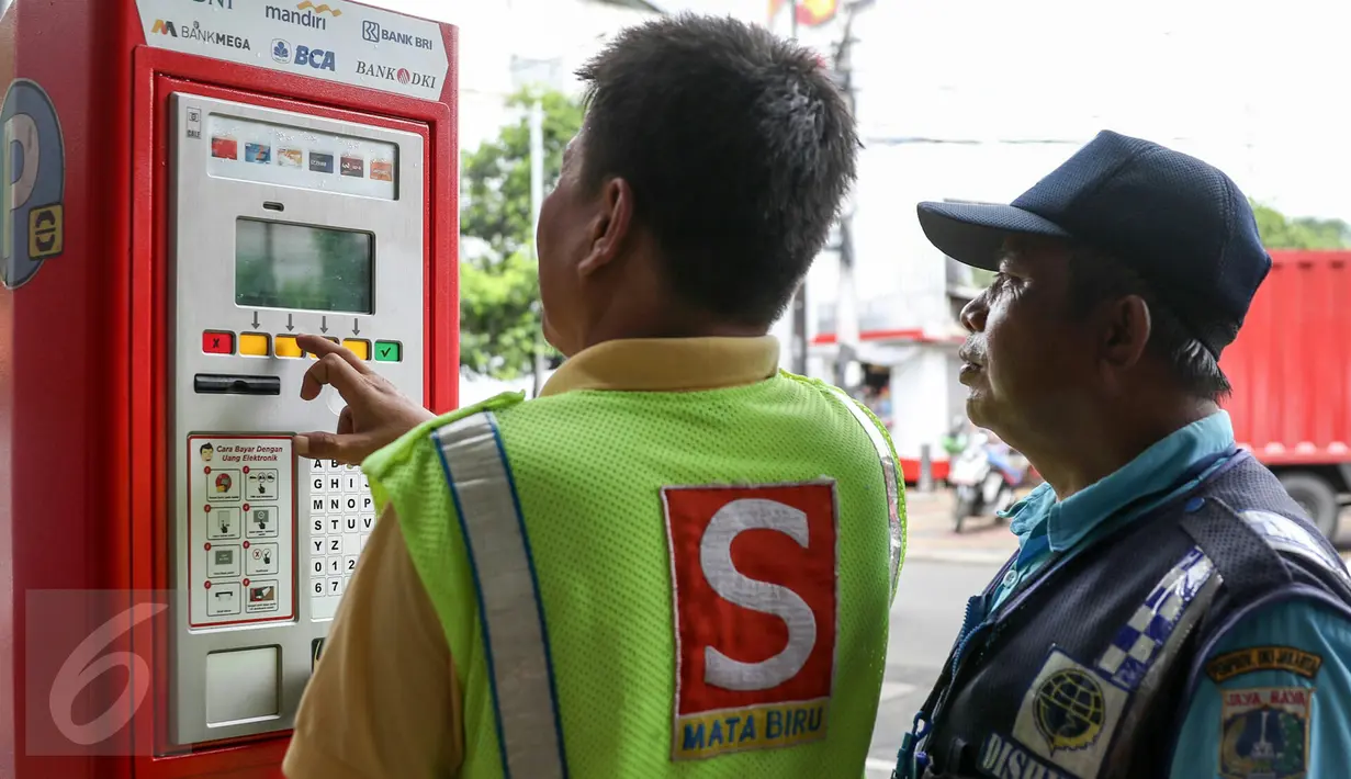 Petugas parkir melakukan transaksi dengan mesin terminal parkir elektronik (TPE) di jalan Sabang, Jakarta, Kamis (25/2). Pemprov DKI Jakarta berencana menambah mesin terminal parkir elektronik (TPE) atau parkir meter. (Liputan6.com/Yoppy Renato)