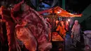 Kepadatan warga di pasar tradisional terlihat di los penjualan daging sapi. (AP Photo/Dita Alangkara)