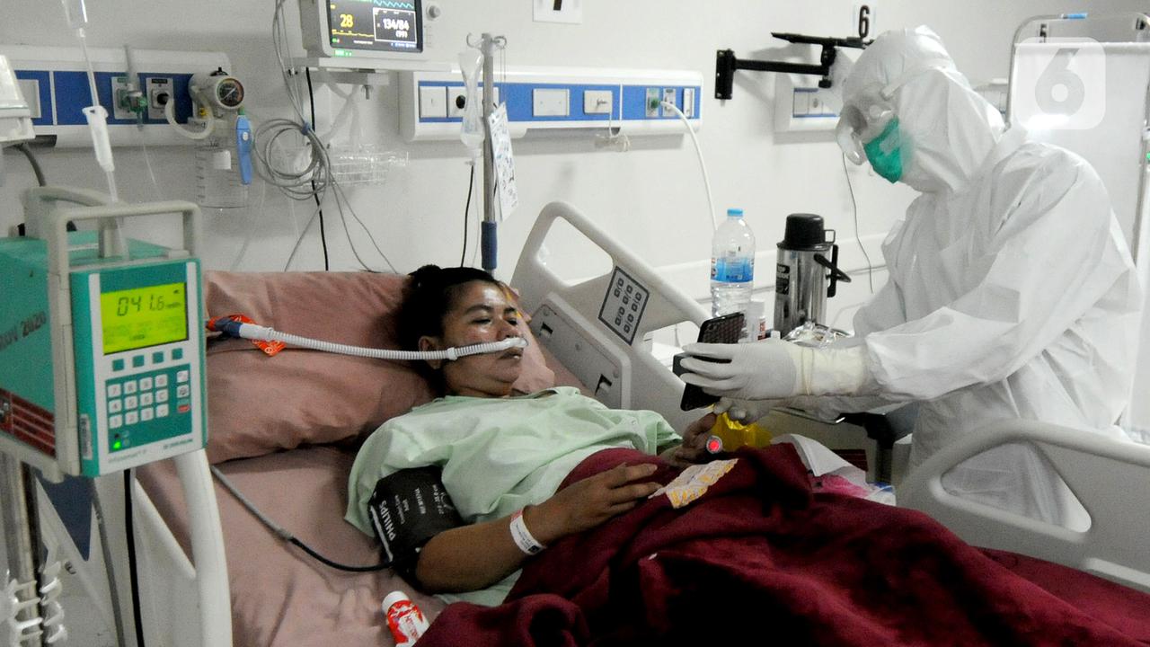 FOTO: Perjuangan Paramedis Merawat Pasien COVID-19 di RSUD Kota Bogor