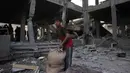 Dan hampir seluruh penduduk Gaza terpaksa mengungsi beberapa kali karena pertempuran dan pengeboman Israel yang terus berlanjut. (Bashar TALEB/AFP)