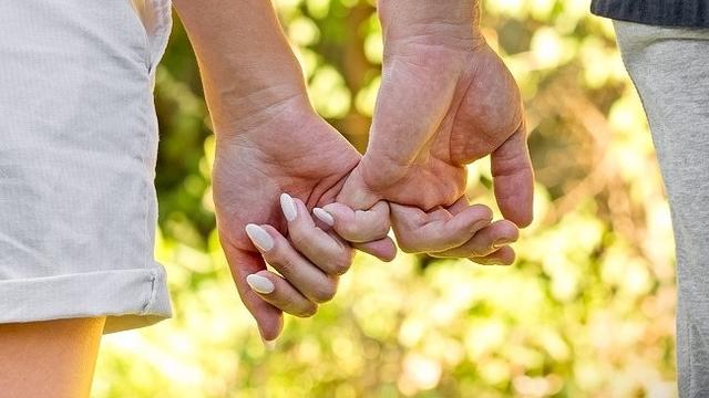 6 Cara Pegangan Tangan Ungkap Karakter Hubungan Kalian dengan Kekasih