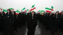 Para siswi mengibarkan bendera Iran dalam upacara peringatan 40 tahun Revolusi Islam Iran di Menara Kebebasan, Teheran, Senin (11/2). Revolusi Islam Iran dianggap sebagai hari kemenangan bagi negeri tersebut. (AP Photo/Vahid Salemi)