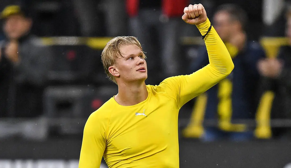 Striker Borussia Dortmund, Erling Haaland, melakukan selebrasi usai mencetak gol ke gawang Freiburg pada laga Bundesliga di Signal Iduna Park, Sabtu (3/10/2020). Dortmund menang dengan skor 4-0. (AP Photo/Martin Meissner)