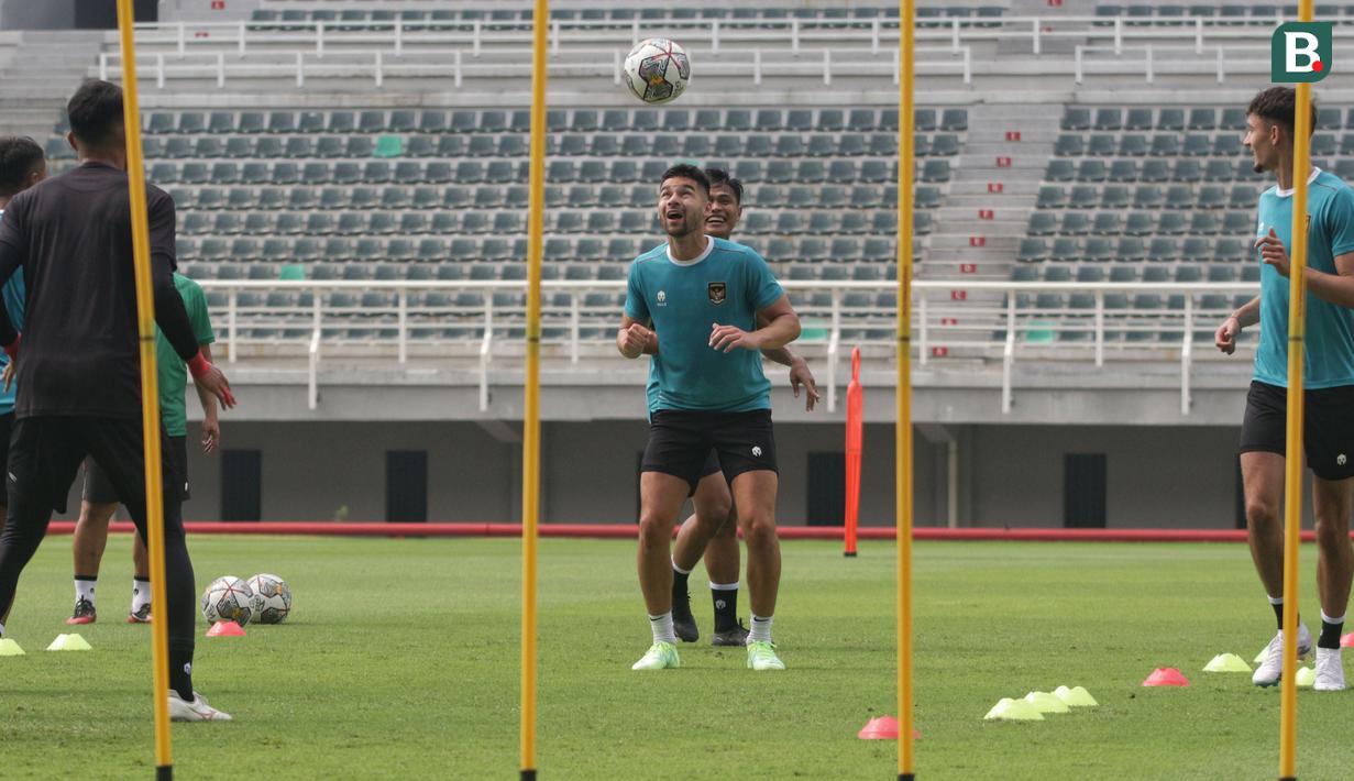 Pemain Timnas Indonesia, Sandy Walsh melakukan latihan resmi menjelang laga FIFA Matchday melawan Palestina di Stadion Gelora Bung Tomo (GBT), Surabaya, (6/6/2023). Hanya ada 8 pemain yang mengikuti sesi tersebut. Mereka adalah Sandy Walsh, Andy Setyo, Rafael Struick, Ivar Jenner, Syahrul Trisna, Dendy Sulistyawan, Fachruddin Aryanto, dan Dimas Drajad. (Bola.com/Wahyu Pratama)