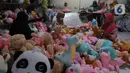 Dalam sehari produksinya mampu membuat 100 sampai 200 boneka dalam sehari yang dijual sekitar harga Rp 25000 hingga Rp 3 juta. (merdeka.com/Imam Buhori)