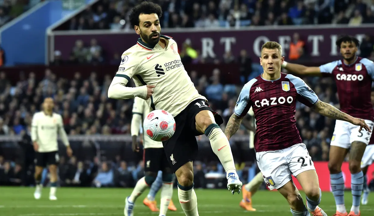 <p>Penyerang Liverpool Mohamed Salah (kiri) berebut bola dengan bek Aston Villa Lucas Digne pada laga lanjutan Liga Inggris 2021/2022 di Villa Park, Rabu (5/11/2022) dini hari WIB. Liverpool menang tipis 2-1 atas tuan rumah Aston Villa. Gol kemenangan The Reds dicetak Sadio Mane. (AP Photo/Rui Vieira)</p>