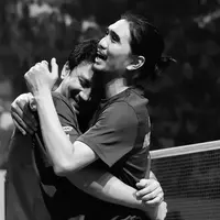 Vokalis band legendaris Sheila on 7, Duta turut memeriahkan Tepok Bulu 2023, duet bersama Vincent Rompies. Penampilannya yang tak biasa di lapangan badminton sontak mengundang perhatian para penggemarnya. Pesona Duta memang tak main-main, pasalnya ia terlihat tak pernah menua barang sehari pun. [Foto: Instagram/vincentrompies]