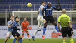 Striker Inter Milan, Romelu Lukaku, duel udara dengan pemain Lazio, Wesley Hoedt, pada laga Liga Italia di Stadion Giuseppe Meazza, Senin (15/2/2021). Inter Milan menang dengan skor 3-1. (AP/Luca Bruno)