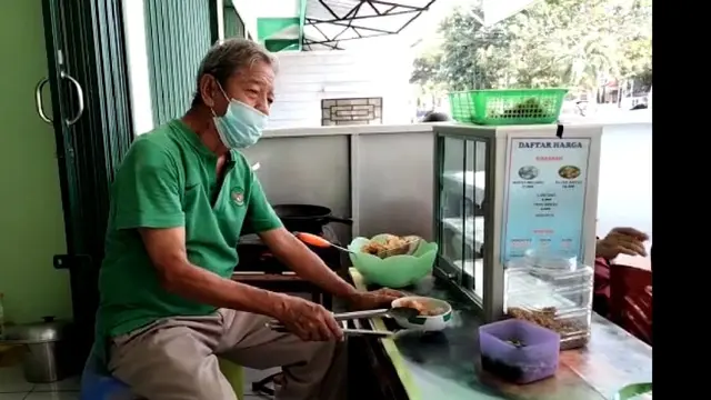 Sartono Anwar dan warung baksonya.